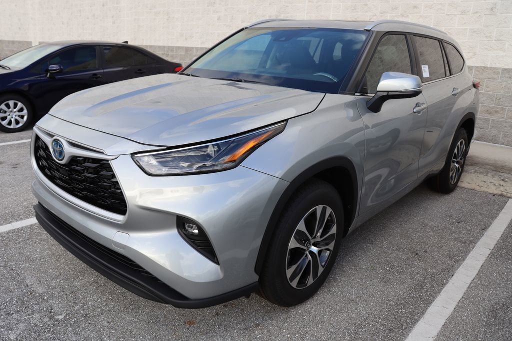 Used 2024 Toyota Highlander XLE with VIN 5TDKARAH9RS536731 for sale in West Palm Beach, FL