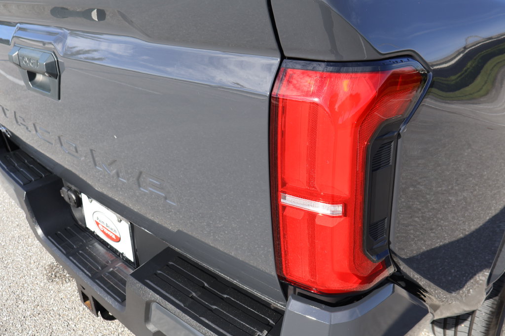 2025 Toyota Tacoma SR5 - Photo 9