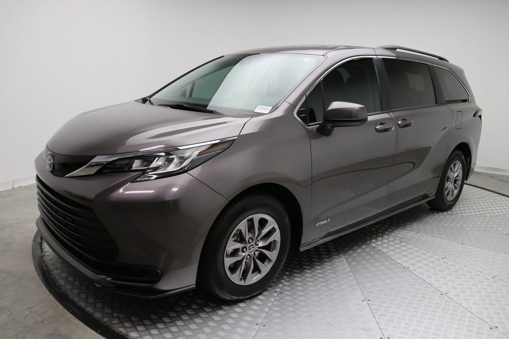 2024 Toyota Sienna LE