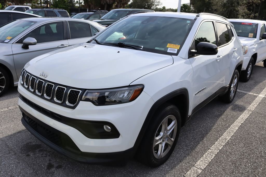 2023 Jeep Compass Latitude photo 2