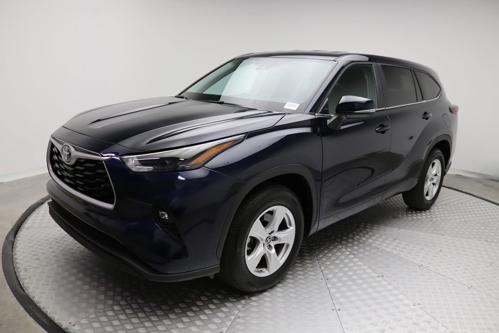 2025 Toyota Highlander LE's photo