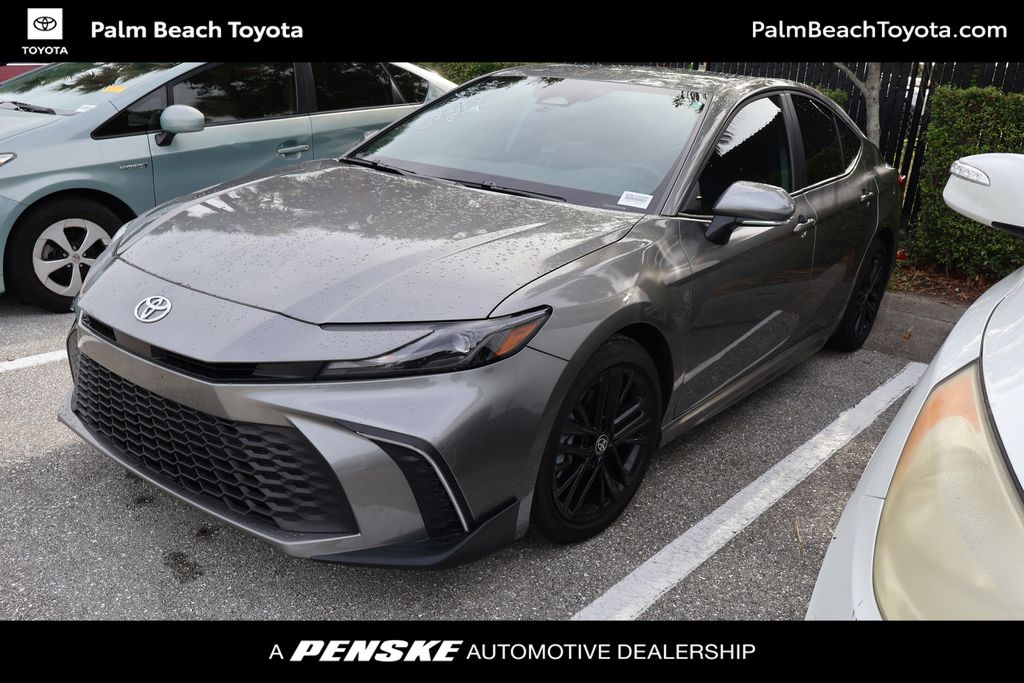 2025 Toyota Camry SE Hybrid's photo