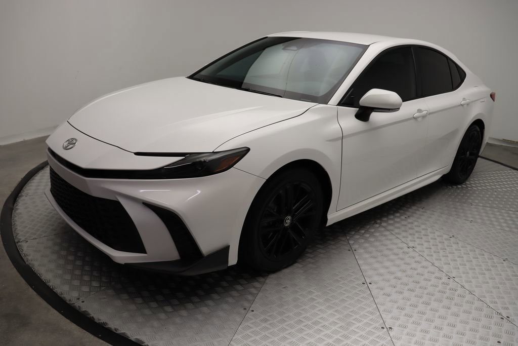 2025 Toyota Camry SE's photo