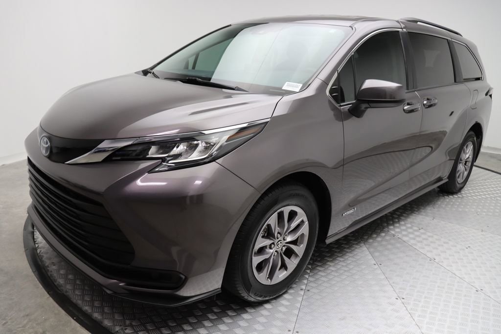 Used 2024 Toyota Sienna LE with VIN 5TDKRKECXRS217269 for sale in West Palm Beach, FL