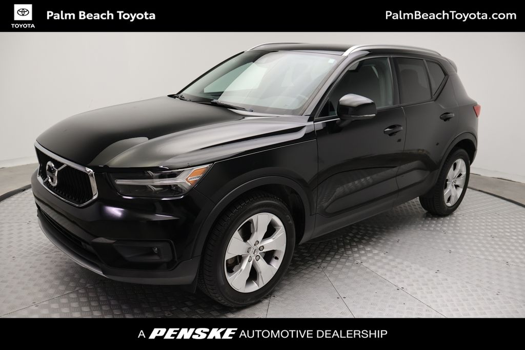 2021 Volvo XC40 T4 Momentum's photo