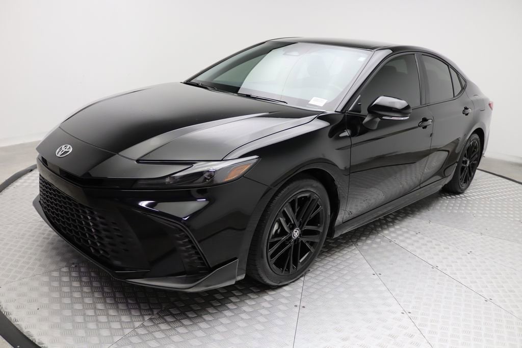 2025 Toyota Camry SE's photo