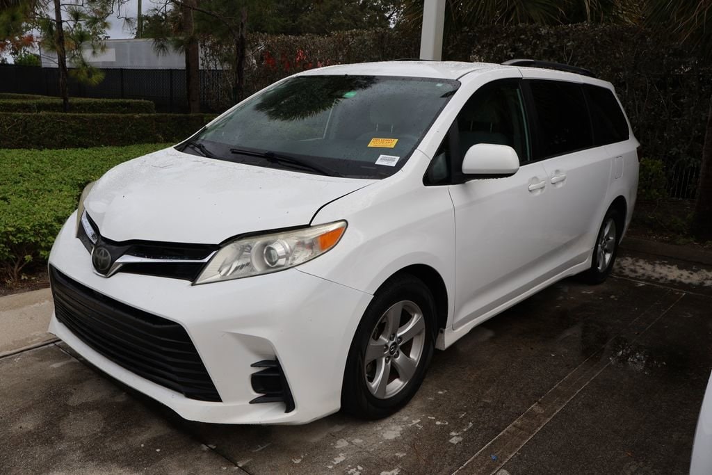 2020 Toyota Sienna LE's photo