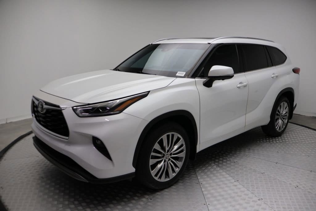 2023 Toyota Highlander Platinum's photo