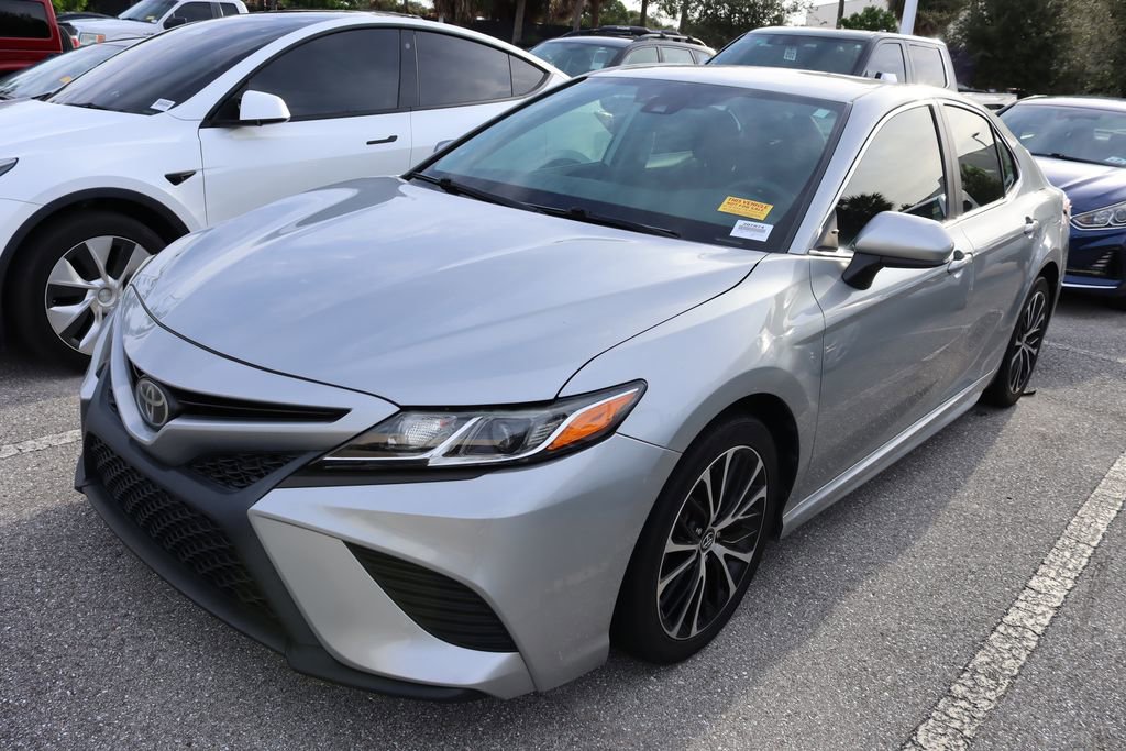 2019 Toyota Camry SE photo 2
