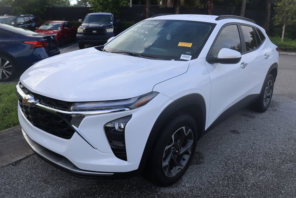2025 Chevrolet Trax LT photo 2