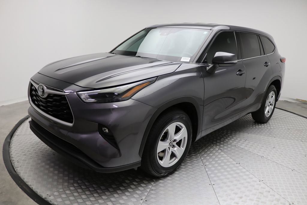 2022 Toyota Highlander LE's photo