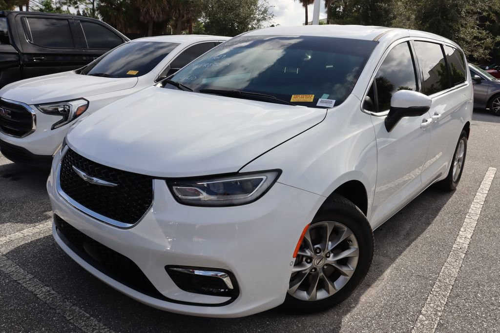 2023 Chrysler Pacifica Touring L photo 2