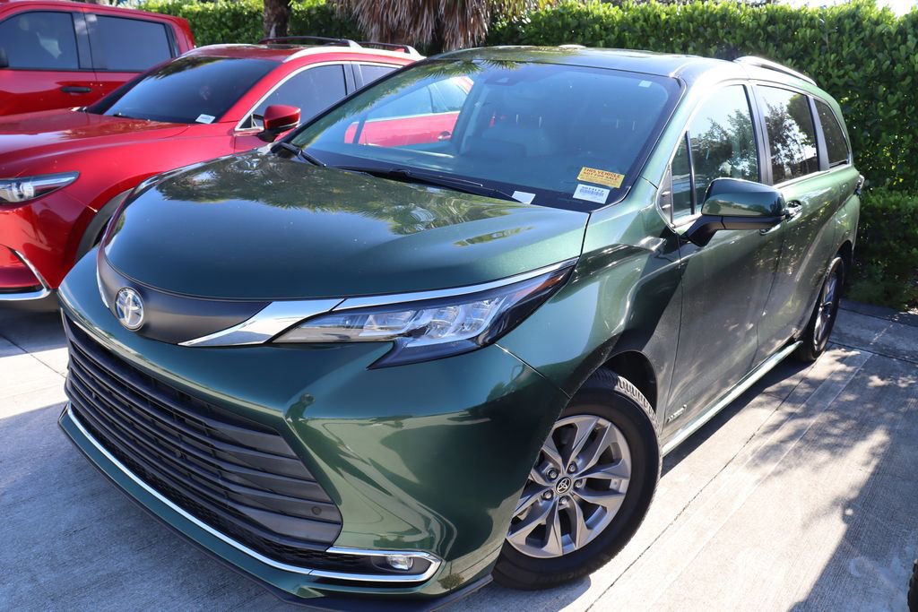 2021 Toyota Sienna XLE photo 2