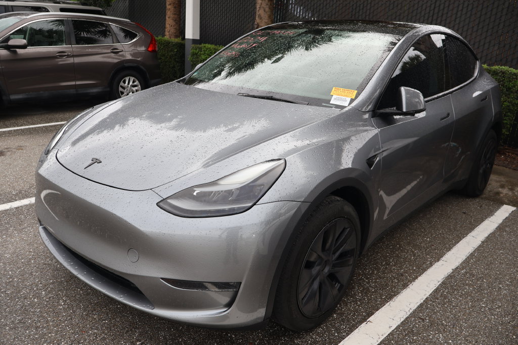 Used 2024 Tesla Model Y Long Range with VIN 7SAYGDEE8RA299679 for sale in West Palm Beach, FL