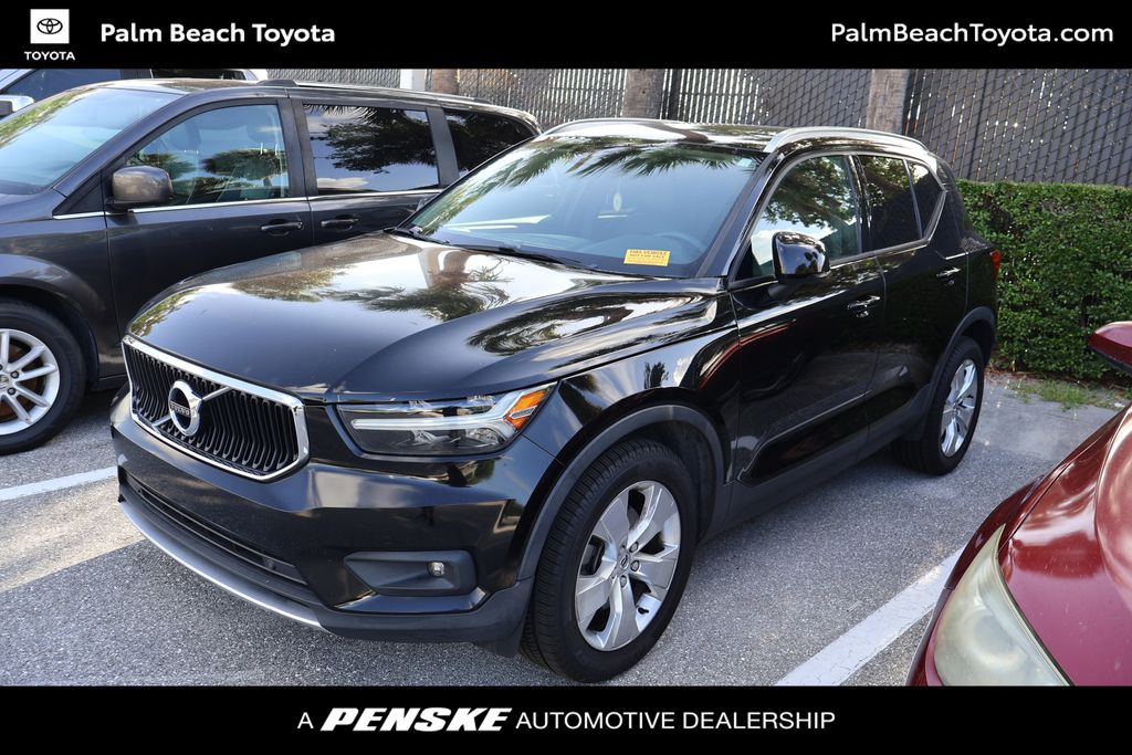 2021 Volvo XC40 T4 Momentum's photo
