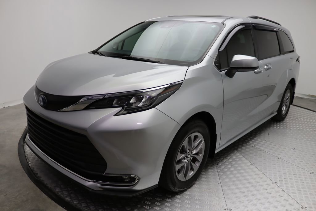 2024 Toyota Sienna XLE photo 2
