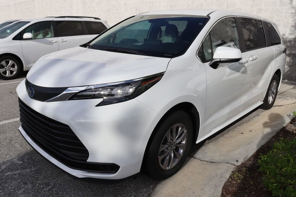 Used 2025 Toyota Sienna LE with VIN 5TDKRKEC5SS225351 for sale in West Palm Beach, FL