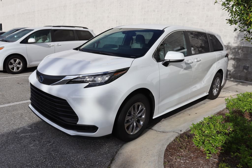 2025 Toyota Sienna LE