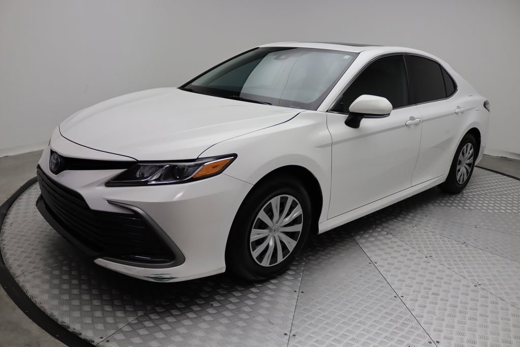 2024 Toyota Camry LE's photo
