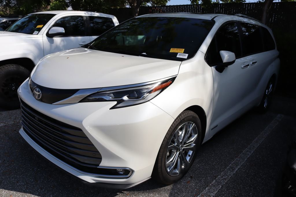 2021 Toyota Sienna Platinum photo 2