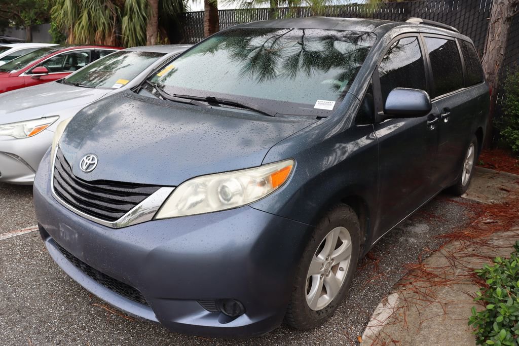 2014 Toyota Sienna LE photo 2