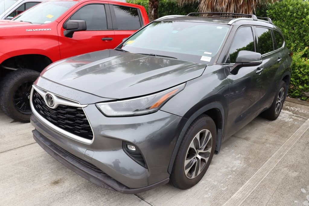 2021 Toyota Highlander XLE photo 2