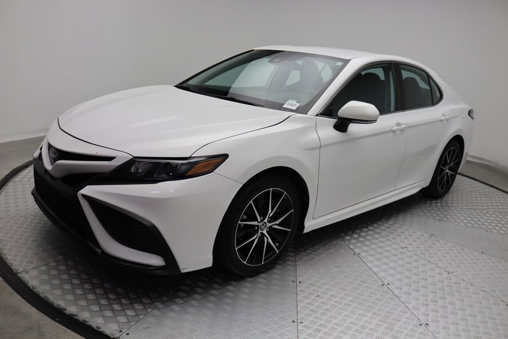 2024 Toyota Camry SE's photo
