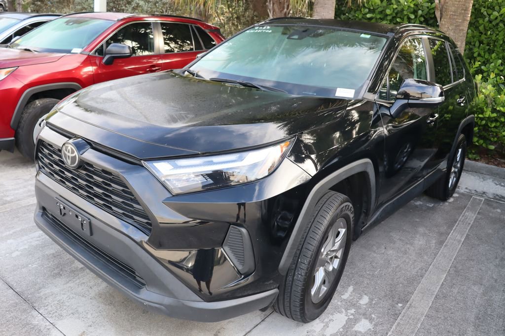 2022 Toyota RAV4 XLE photo 2