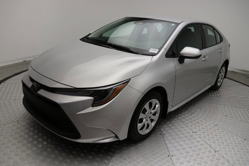 2025 Toyota Corolla LE photo 2