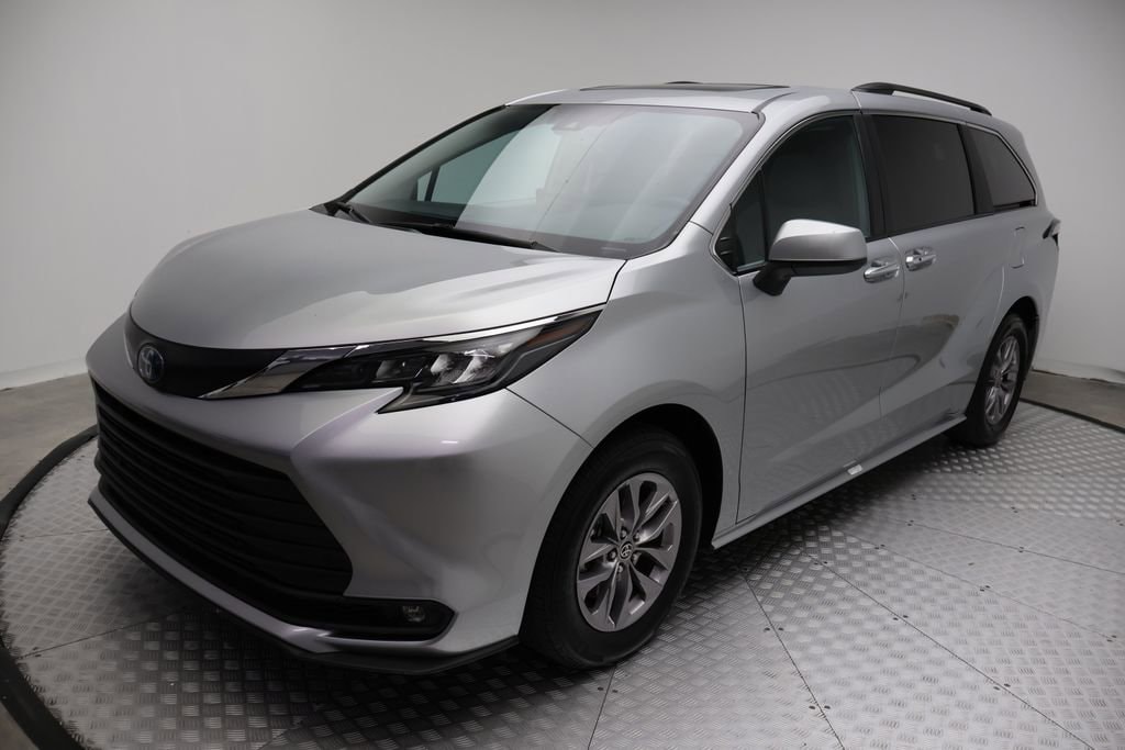 2025 Toyota Sienna XLE's photo