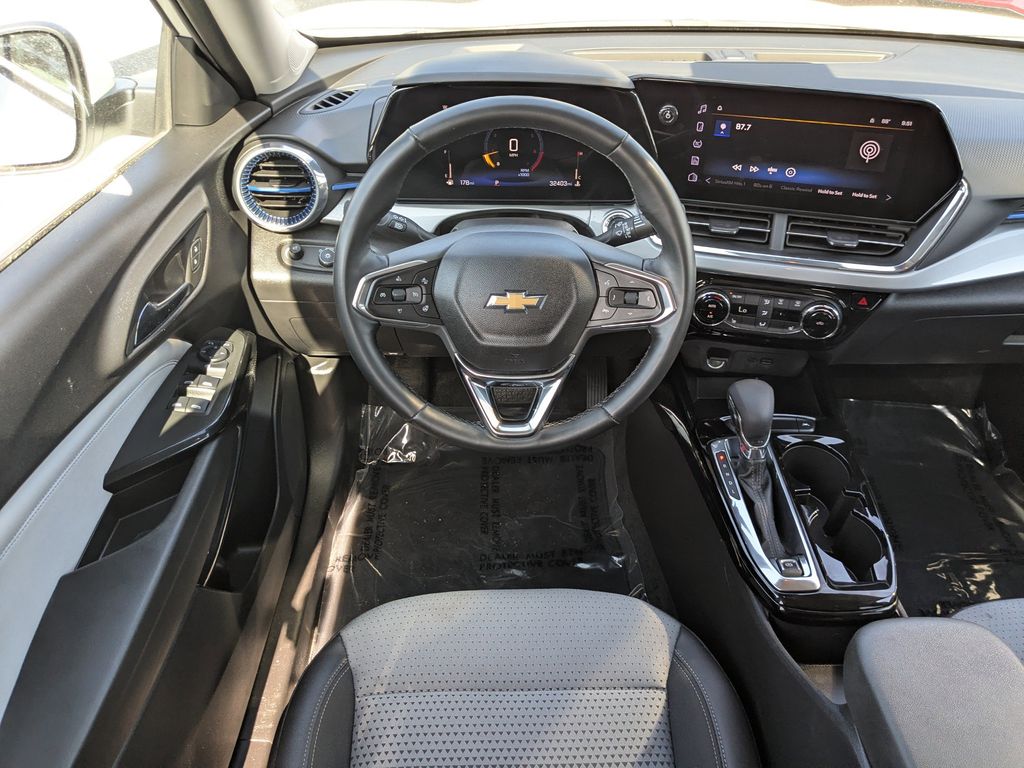 2025 Chevrolet Trax LT - Photo 15