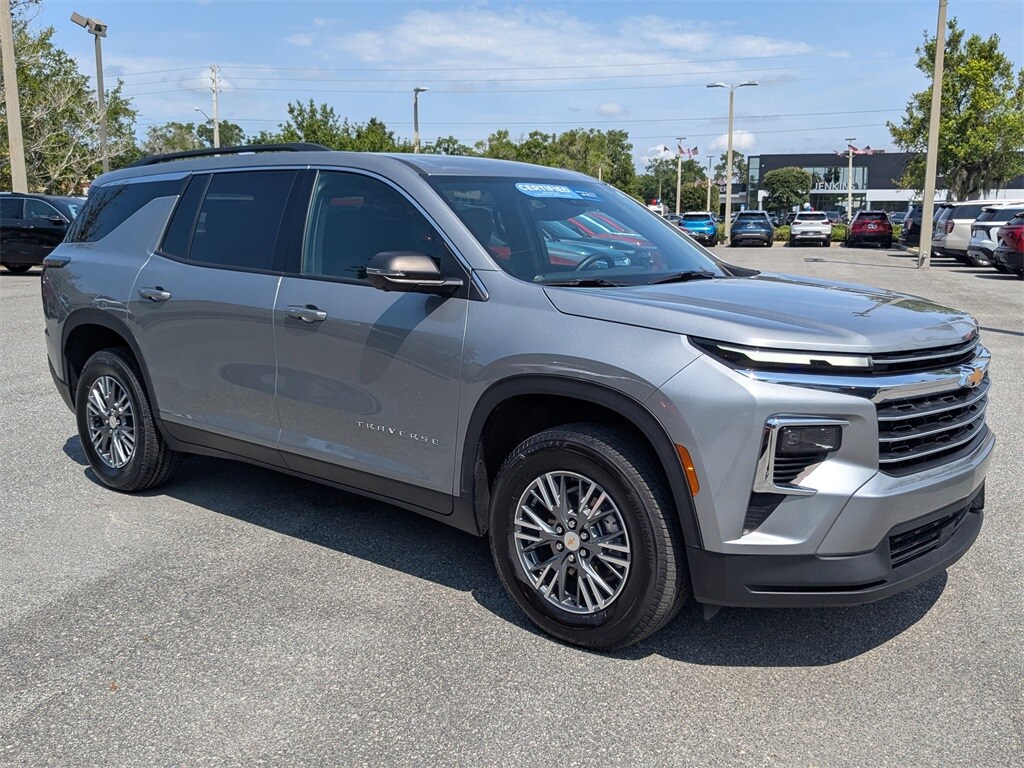 2024 Chevrolet Traverse photo 2