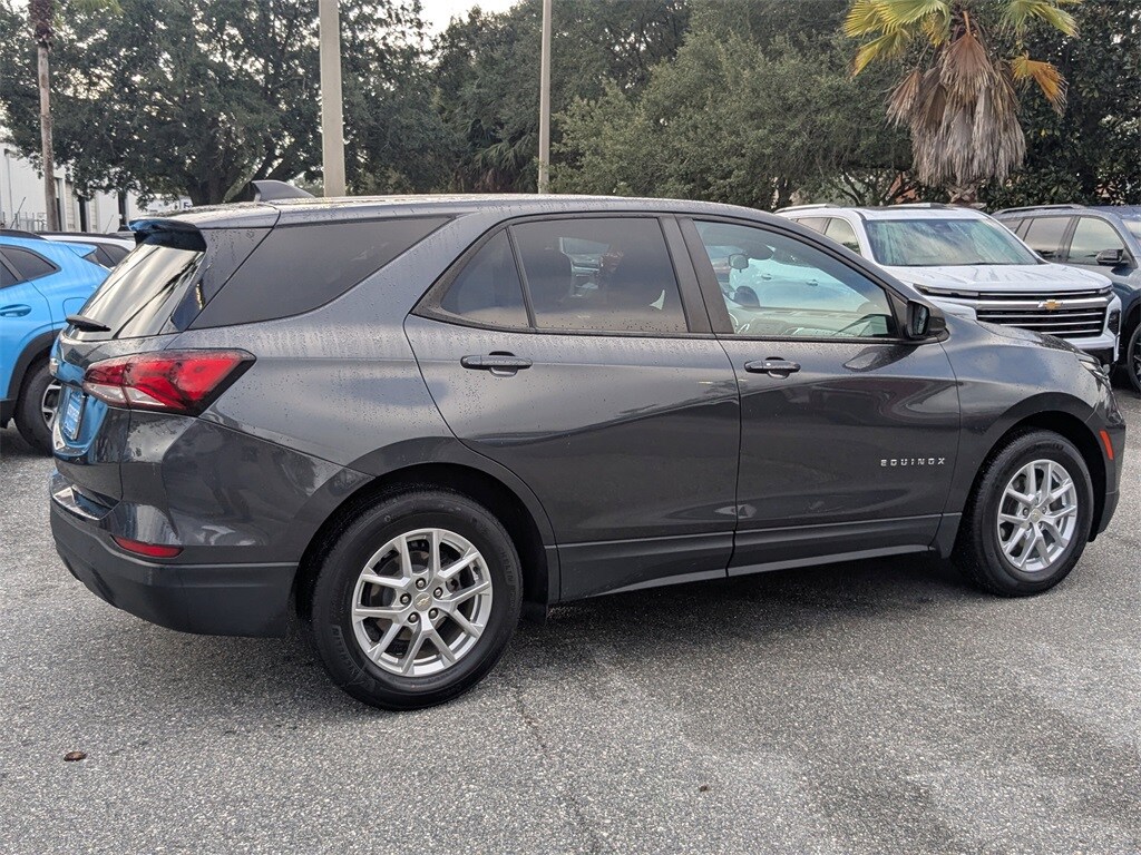 2022 Chevrolet Equinox LS photo 2