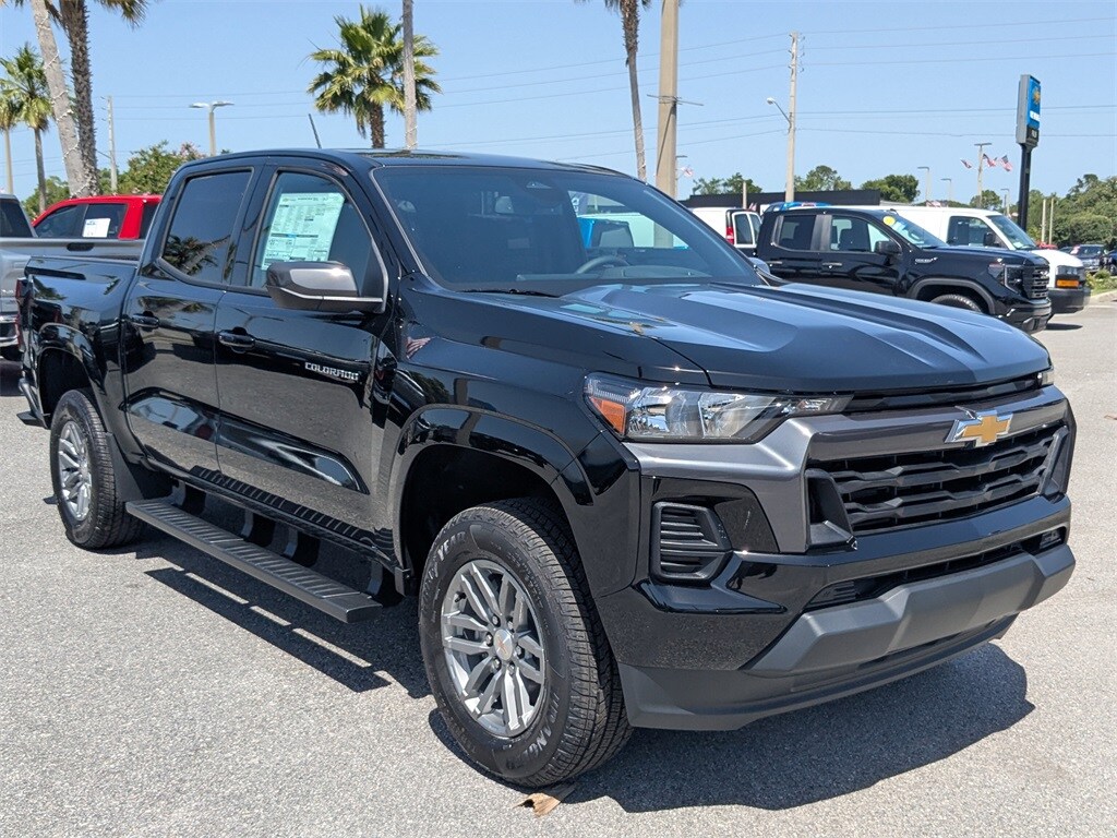 2025 Chevrolet Colorado Work Truck LT photo 2