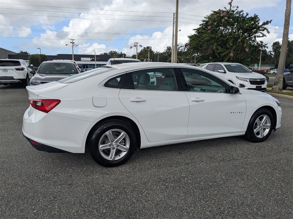 2022 Chevrolet Malibu LS photo 2