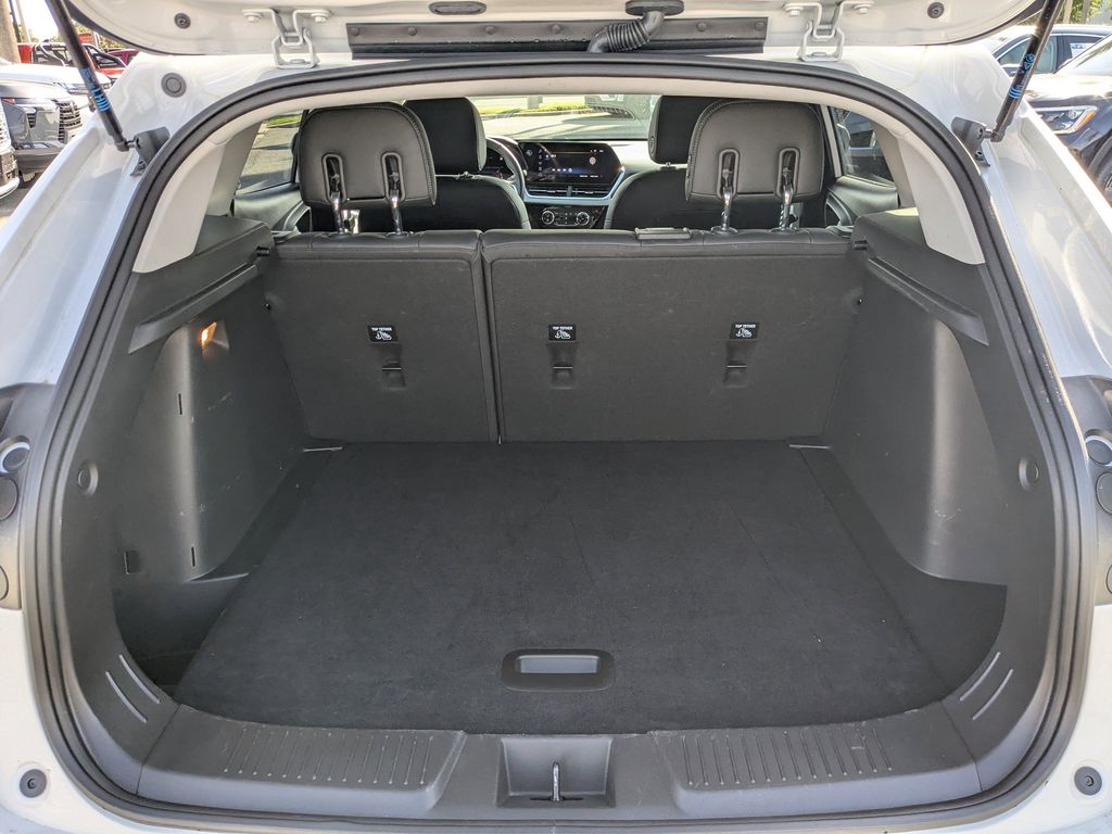 2025 Chevrolet Trax LT - Photo 12