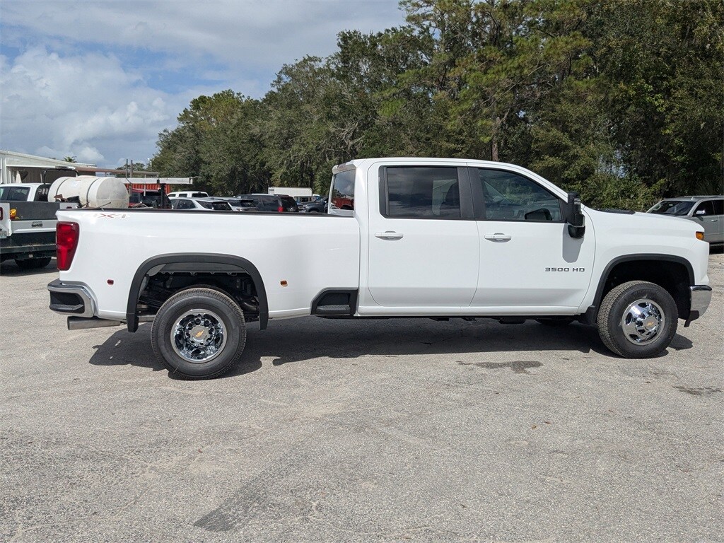 2026 Chevrolet Silverado 3500HD LT photo 2