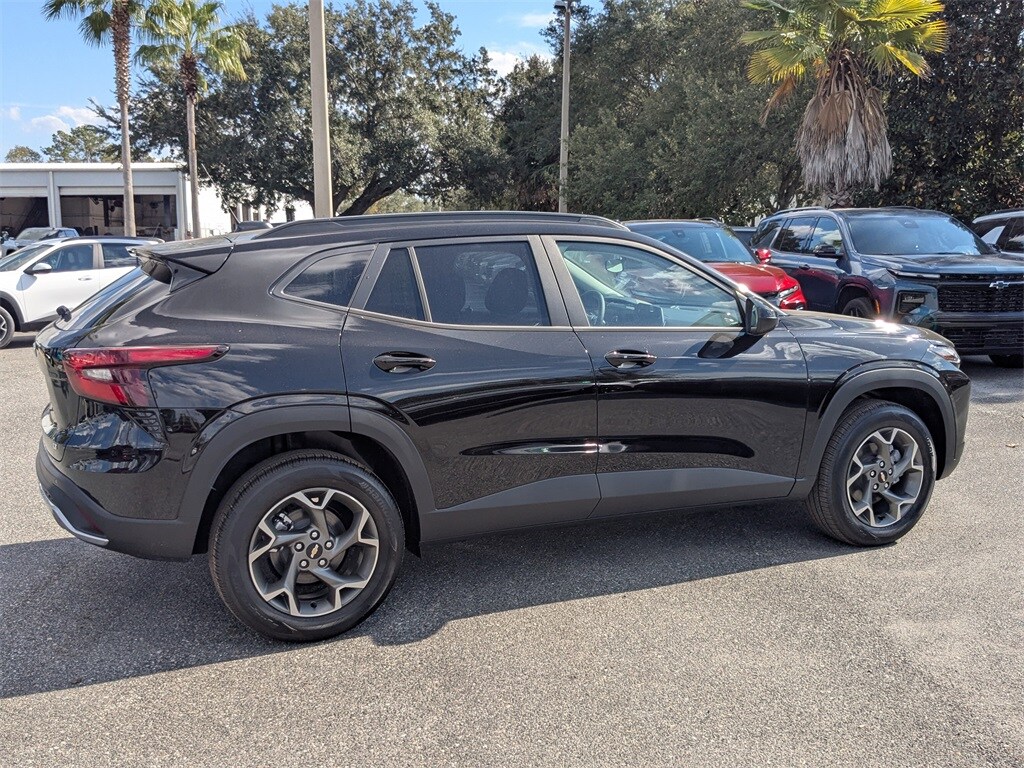 2026 Chevrolet Trax LT photo 2