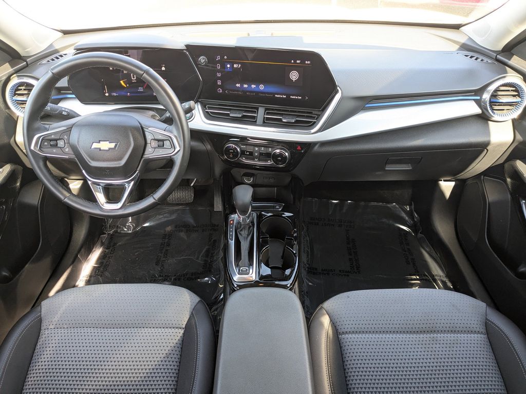 2025 Chevrolet Trax LT - Photo 14