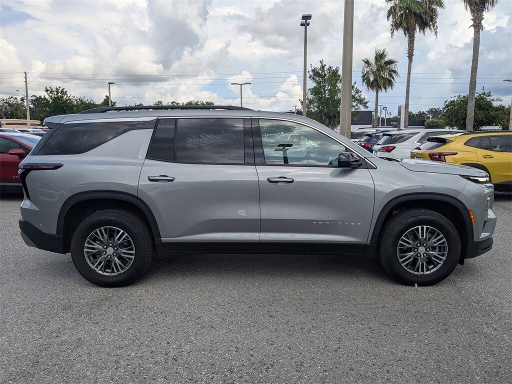 2025 Chevrolet Traverse photo 2