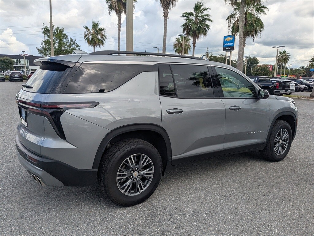 2025 Chevrolet Traverse photo 3