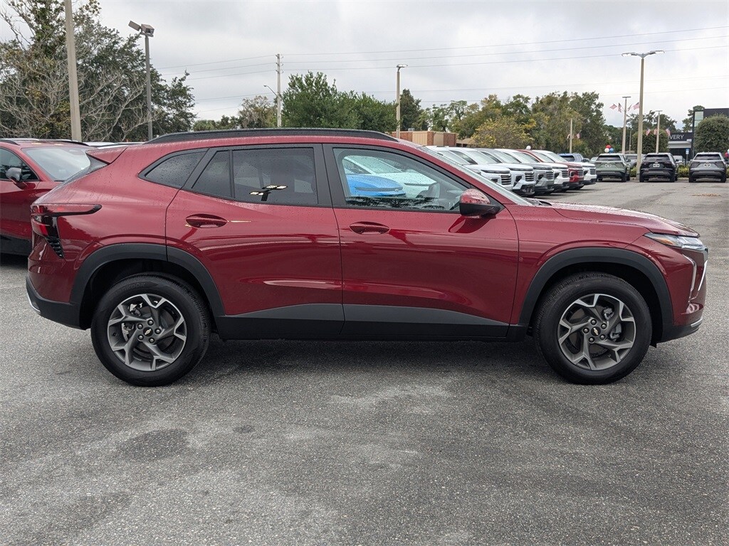 2025 Chevrolet Trax LT photo 2