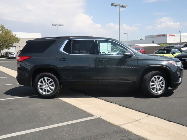 Used 2021 Chevrolet Traverse 1LT with VIN 1GNEVGKW3MJ136552 for sale in Palmdale, CA