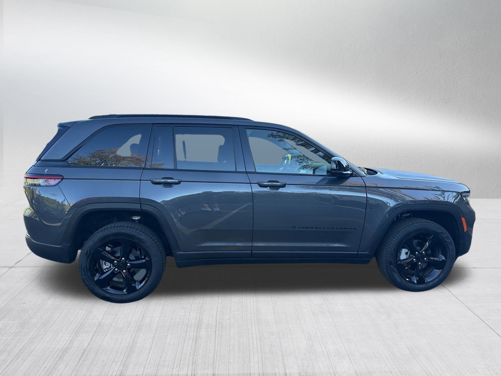 2025 Jeep Grand Cherokee Limited photo 2