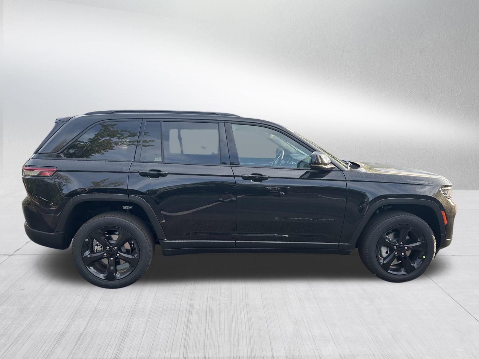 2025 Jeep Grand Cherokee Limited photo 3