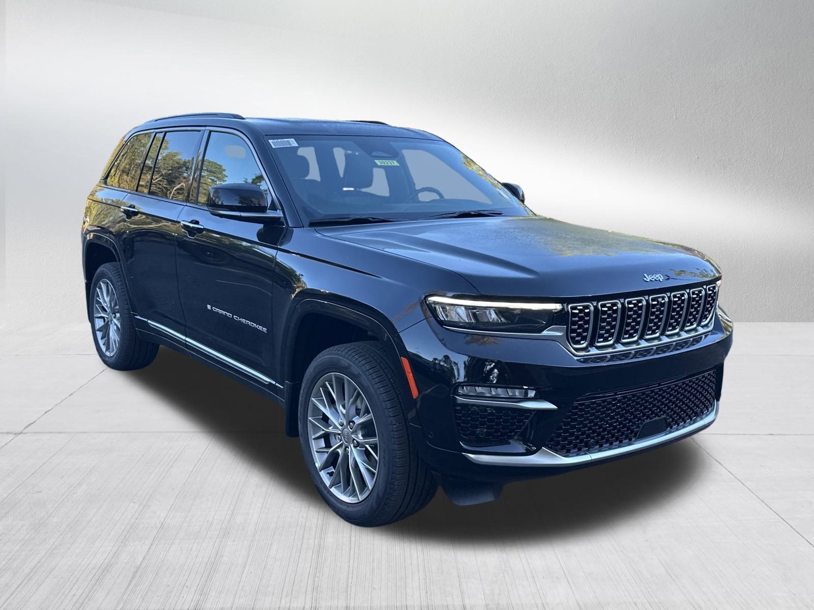2025 Jeep Grand Cherokee Summit photo 2