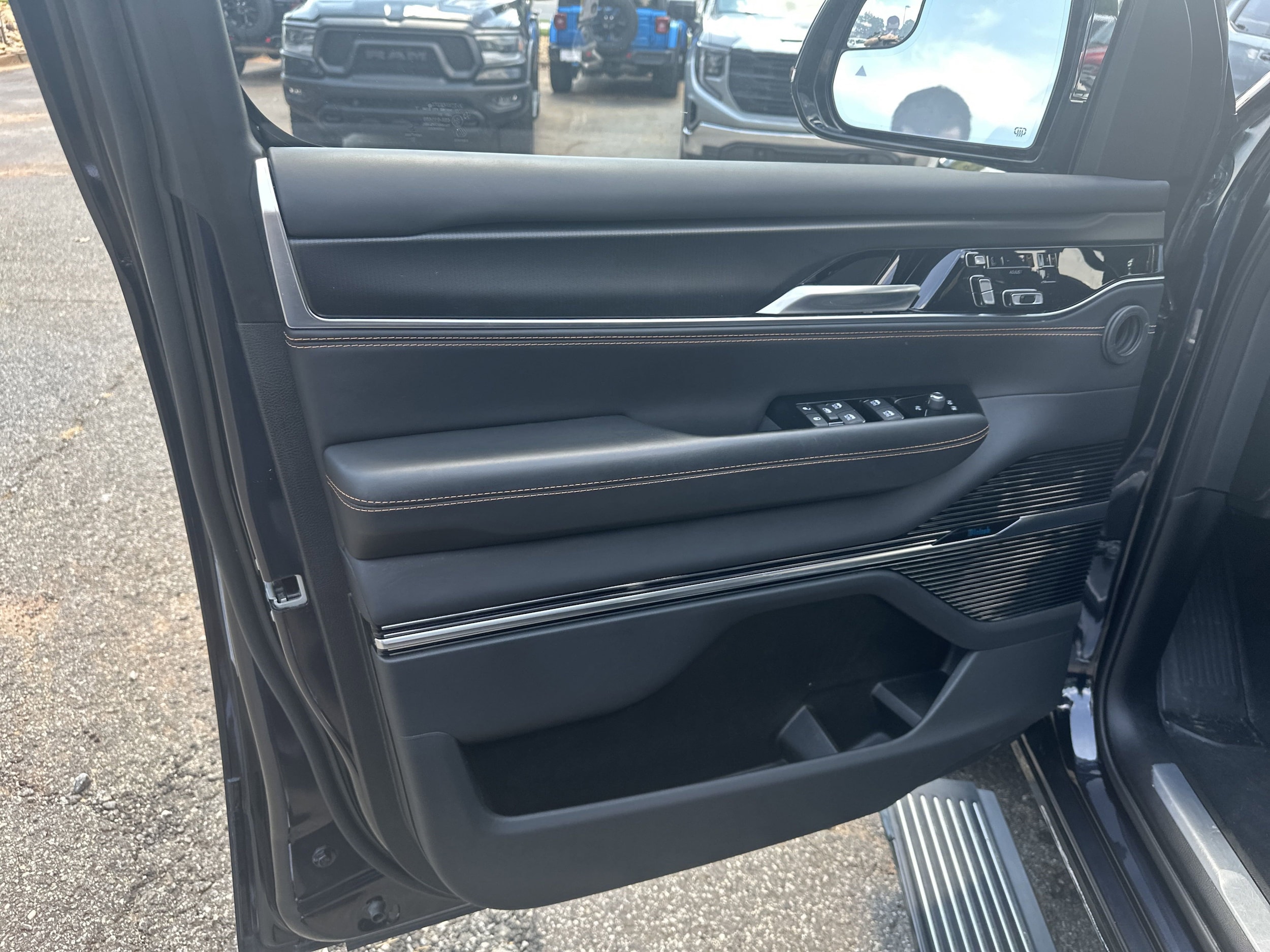 2024 Jeep Grand Wagoneer Series III - Photo 10