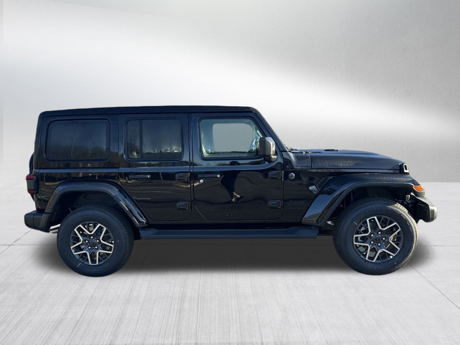 2025 Jeep Wrangler Sahara photo 4