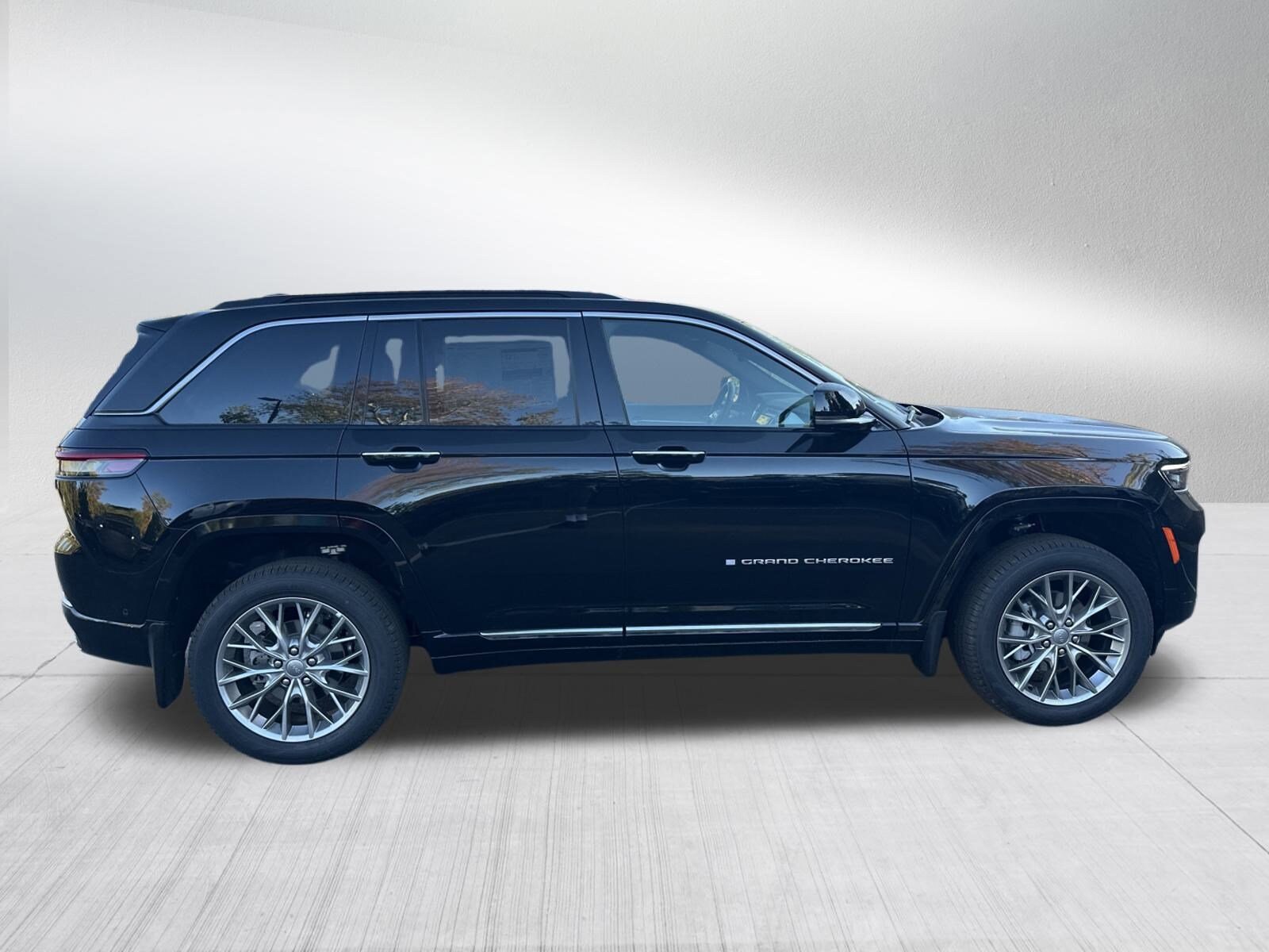2025 Jeep Grand Cherokee Summit photo 3