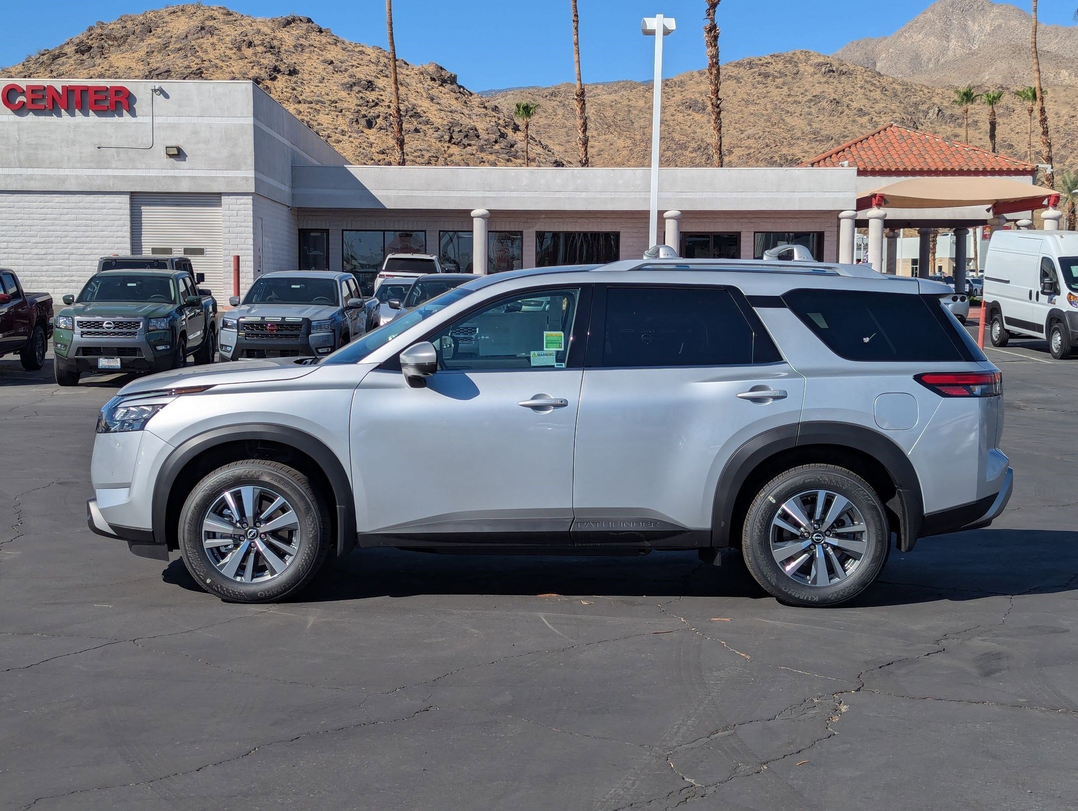 2025 Nissan Pathfinder SL photo 2